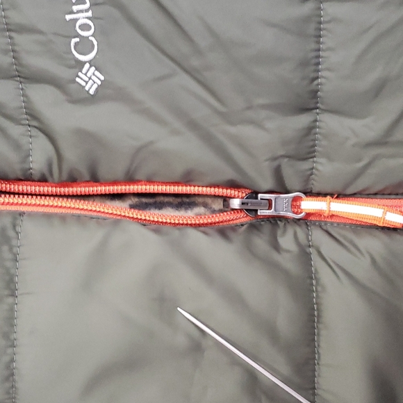 COLUMBIA REVERSIBLE CAMO PUFFER VEST, Boy's Size: 14/16, $40 - Picture 8 of 12